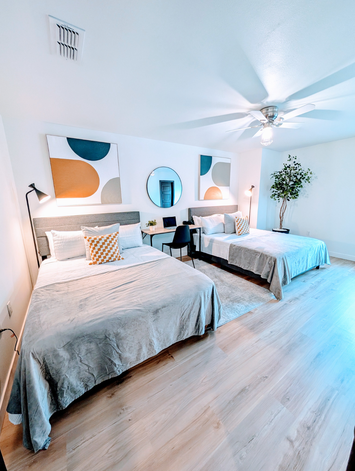 TWO ENSUITE -SPACIOUS MODERN 2 bd/2.5 bth Brownsville Best Location - Photo 5