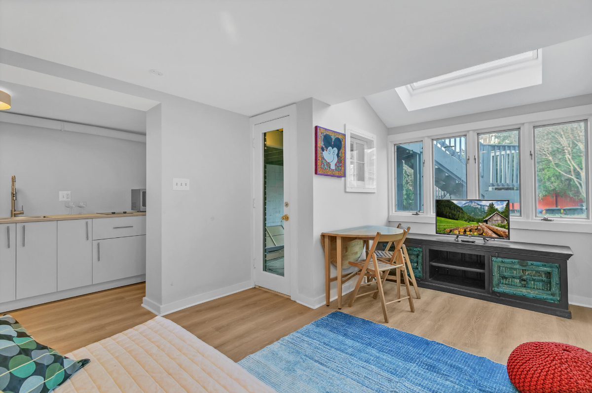 Bright and Fully Furnished 1-Bedroom Apt in a Prime, Safe Location - Photo 3