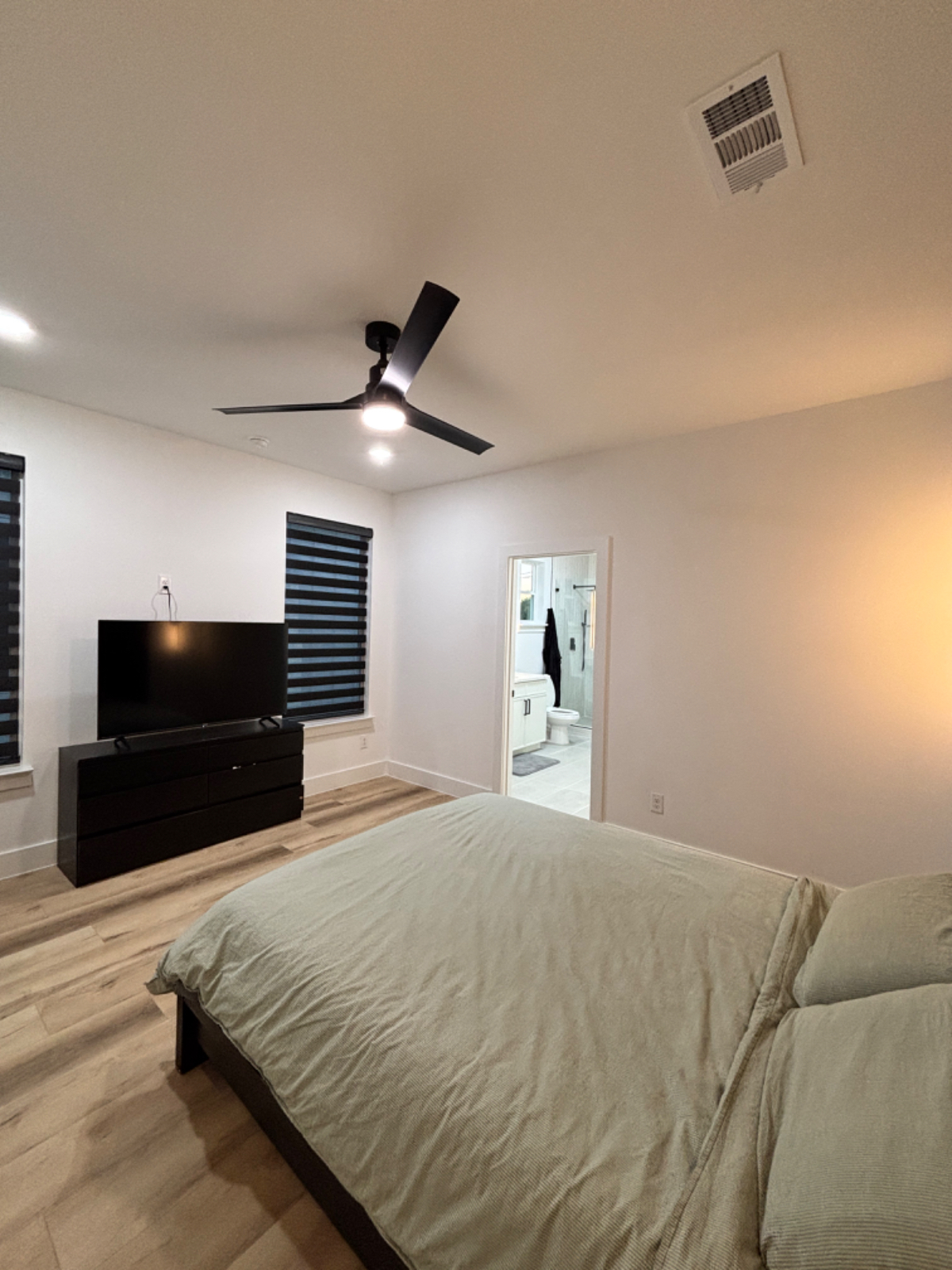 Furnished Bedroom With Private Bath Room - Photo 9