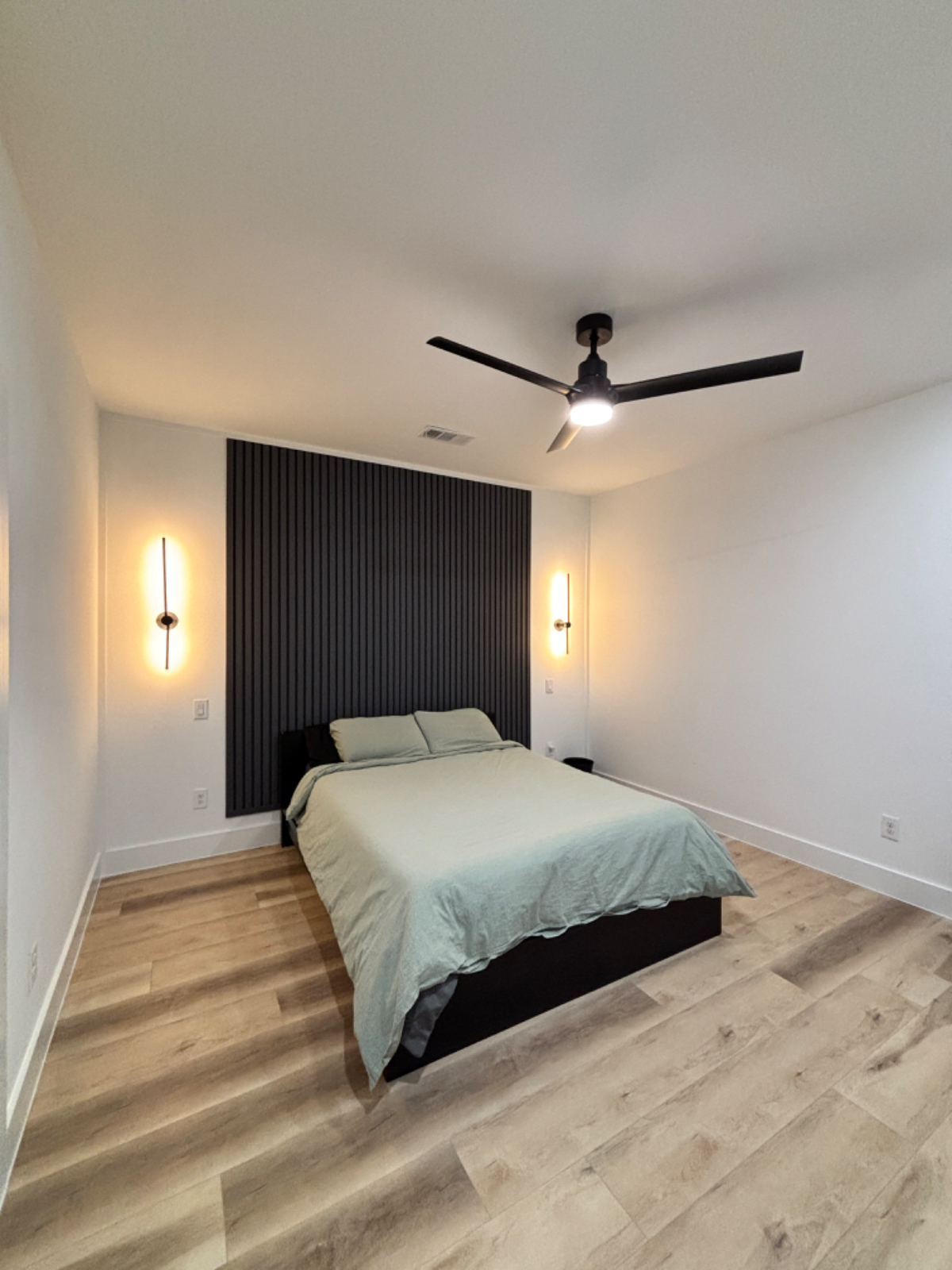 Furnished Bedroom With Private Bath Room - Photo 11