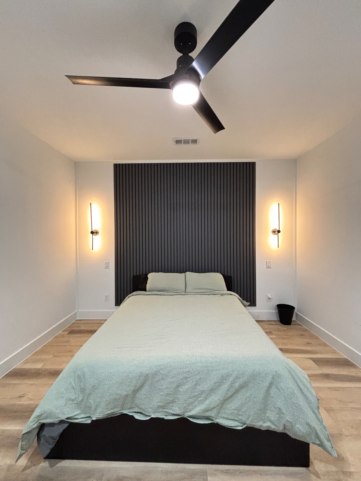 Furnished Bedroom With Private Bath Room - Photo 12
