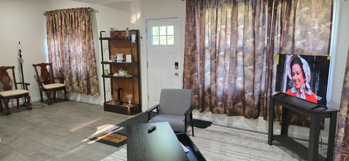 Cozy 2BR/1BA House with Backyard and Modern Amenities - Perfect for Small Families or Couples - Photo 3