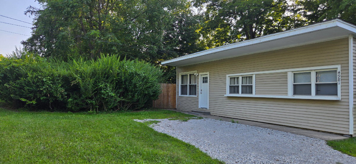 Cozy 2BR/1BA House with Backyard and Modern Amenities - Perfect for Small Families or Couples - Photo 1