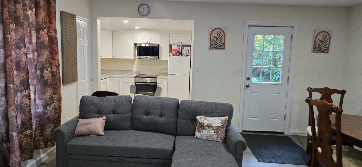 Cozy 2BR/1BA House with Backyard and Modern Amenities - Perfect for Small Families or Couples - Photo 4