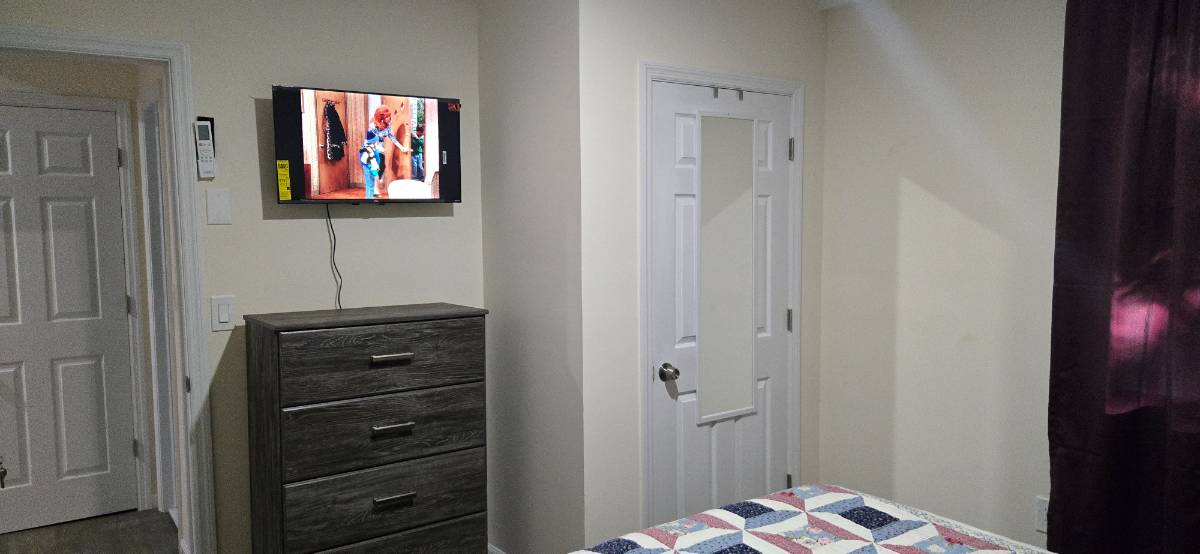 Cozy 2BR/1BA House with Backyard and Modern Amenities - Perfect for Small Families or Couples - Photo 6