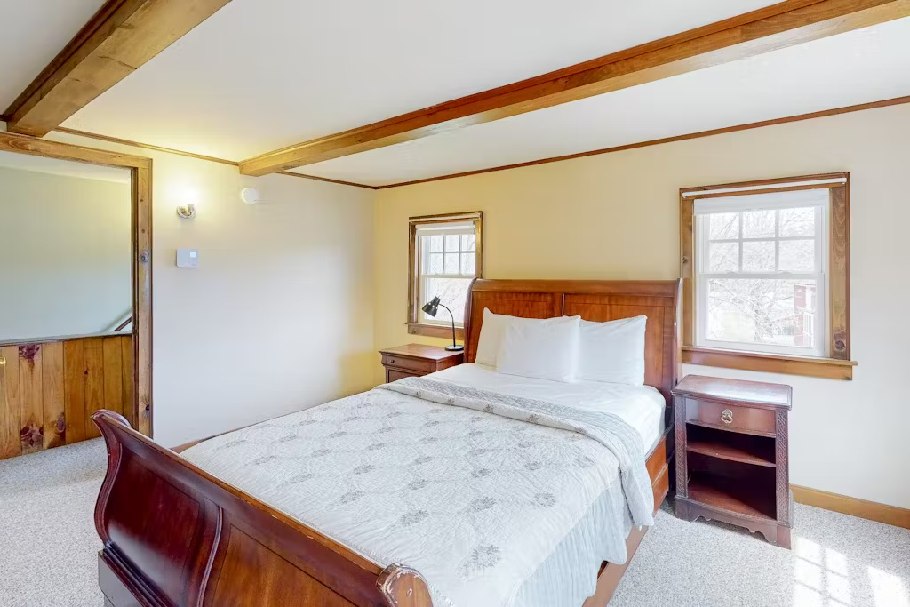 Spacious 4-Bed Farmhouse with Lush Gardens, Near Lake and Nature Trails - Photo 4