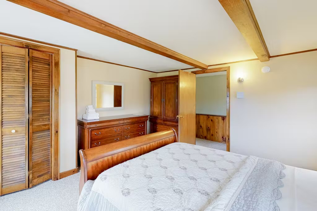 Spacious 4-Bed Farmhouse with Lush Gardens, Near Lake and Nature Trails - Photo 5