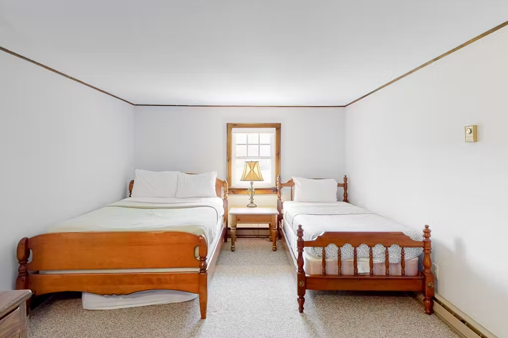 Spacious 4-Bed Farmhouse with Lush Gardens, Near Lake and Nature Trails - Photo 6