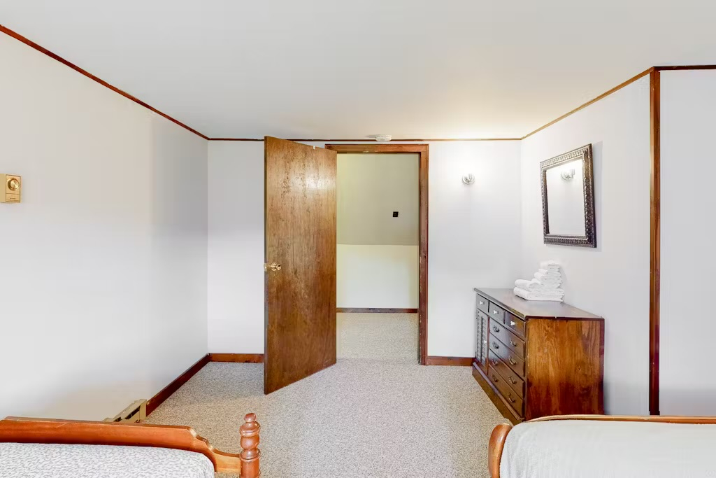 Spacious 4-Bed Farmhouse with Lush Gardens, Near Lake and Nature Trails - Photo 7