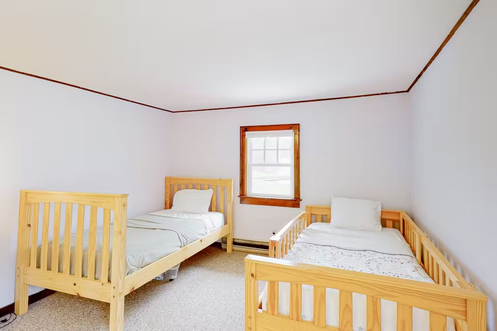 Spacious 4-Bed Farmhouse with Lush Gardens, Near Lake and Nature Trails - Photo 8