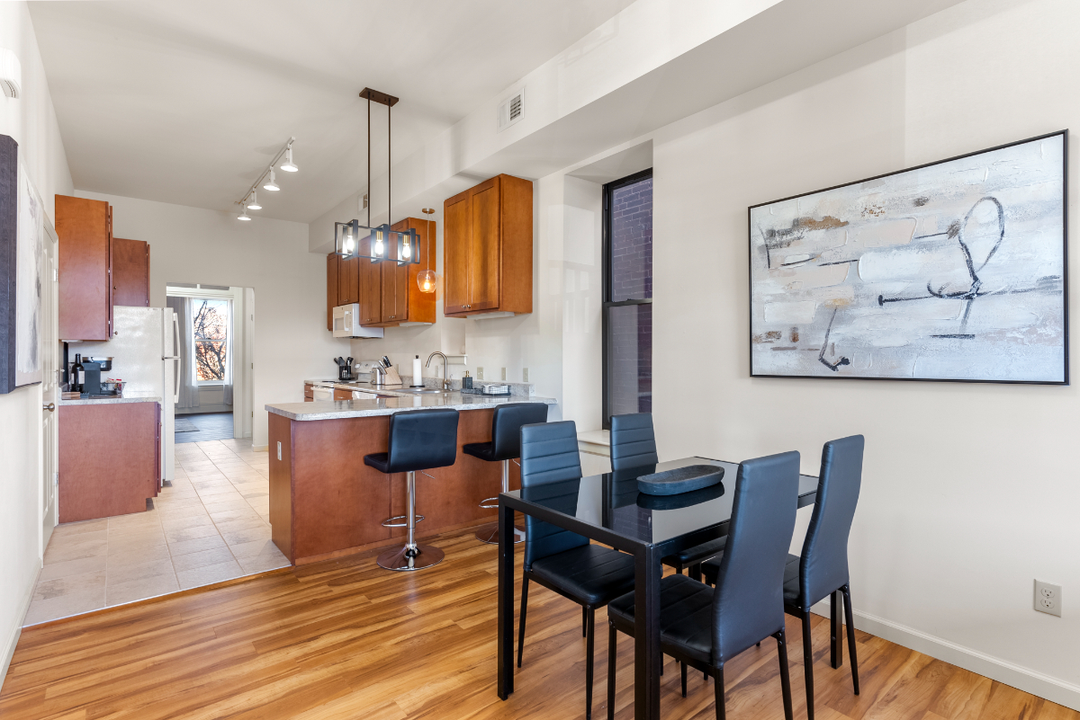 Fully-Furnished 2 story 1 BR / 1BA with W/D - Photo 3