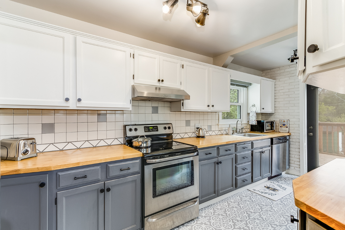 Centrally Located Spacious 1940's Bungalow - Photo 3
