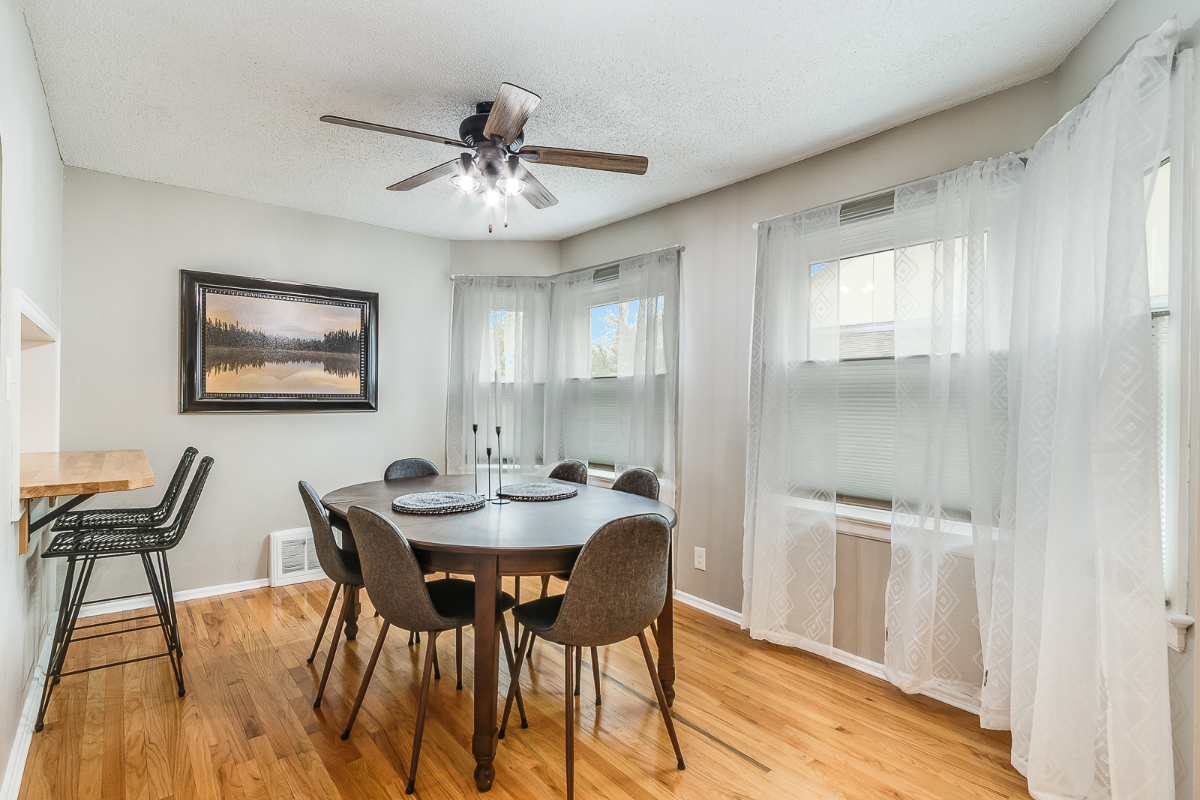 Centrally Located Spacious 1940's Bungalow - Photo 2