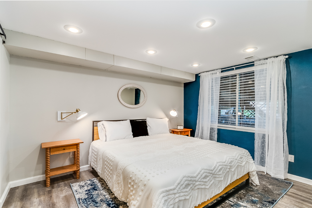 Centrally Located Spacious 1940's Bungalow - Photo 8