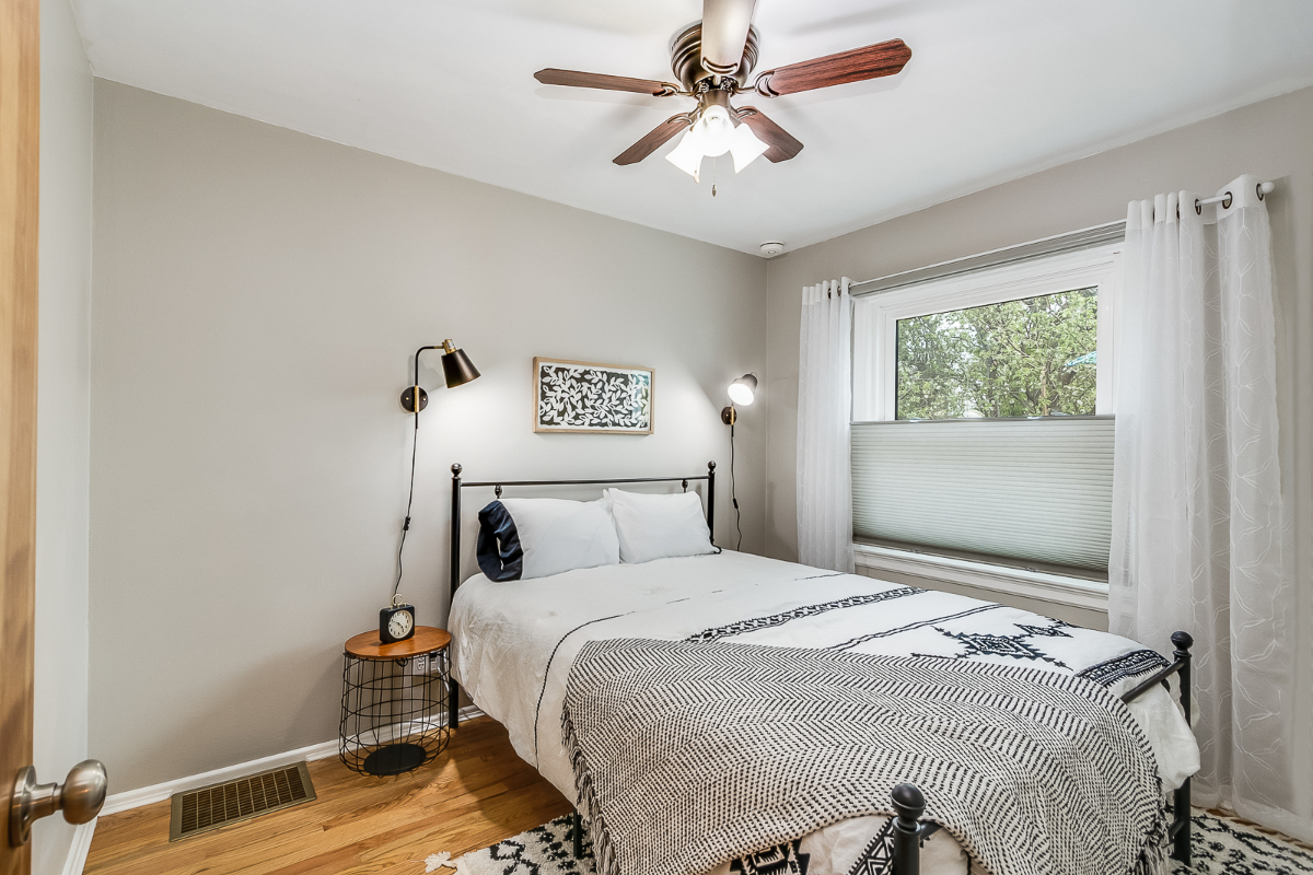 Centrally Located Spacious 1940's Bungalow - Photo 5