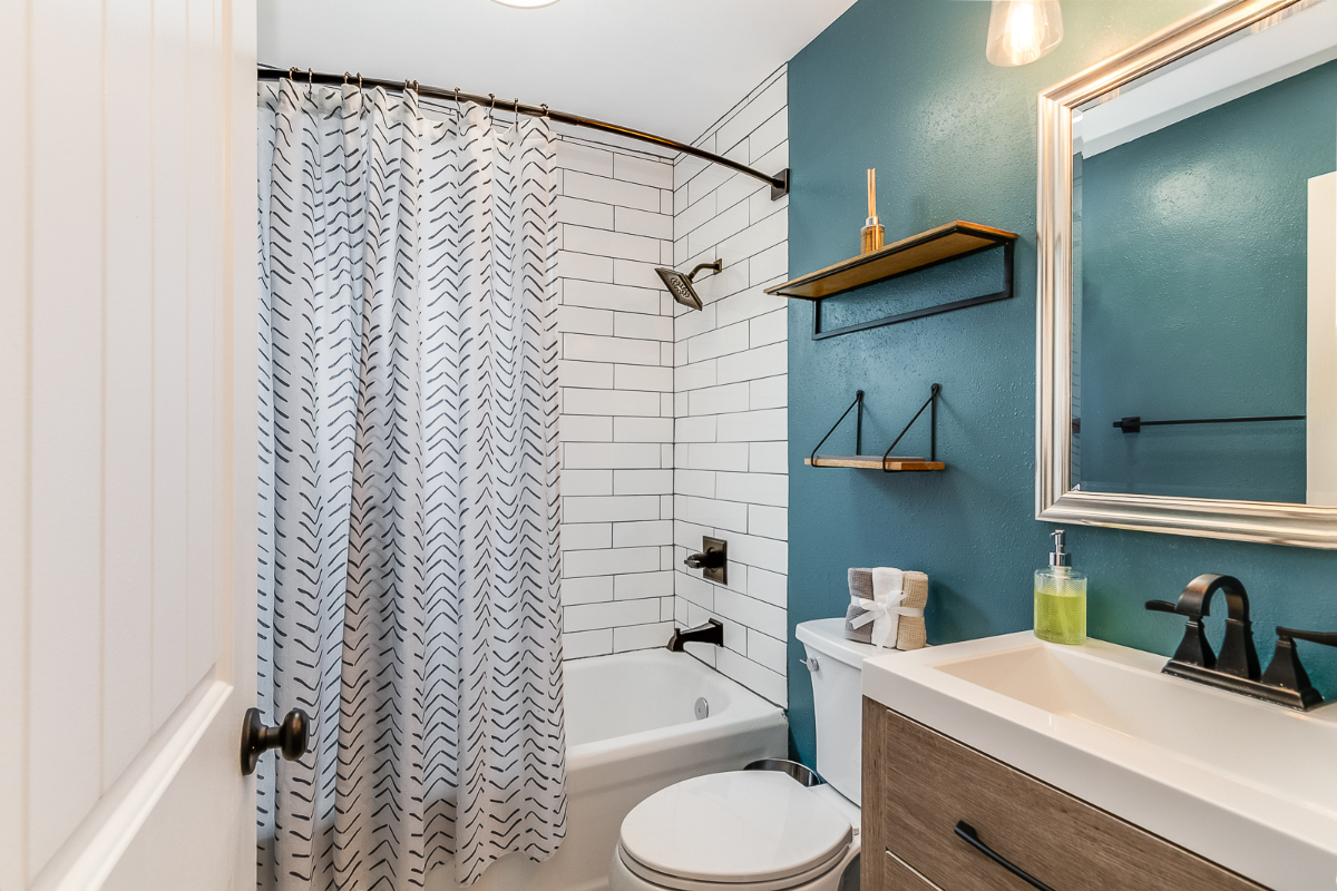 Centrally Located Spacious 1940's Bungalow - Photo 6