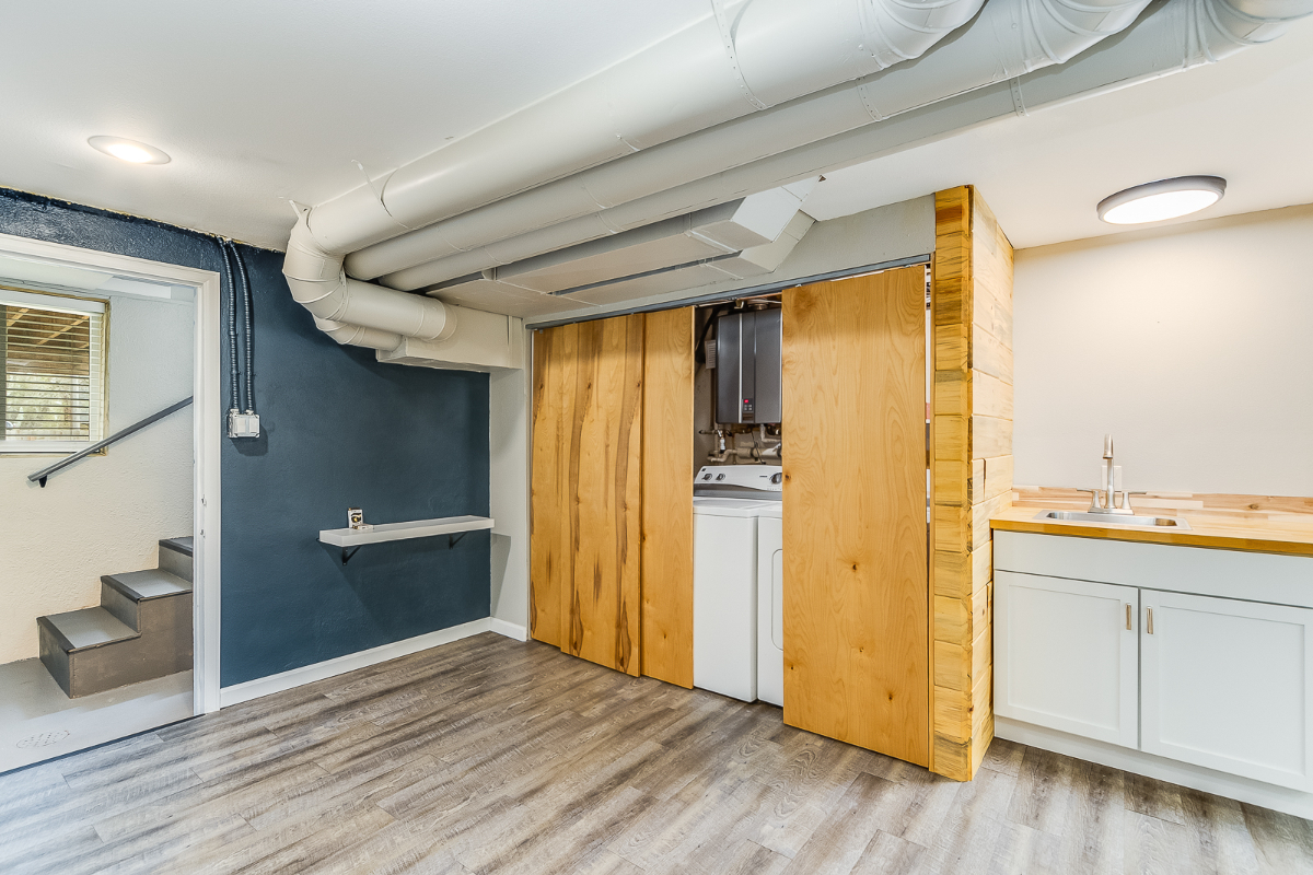 Centrally Located Spacious 1940's Bungalow - Photo 10