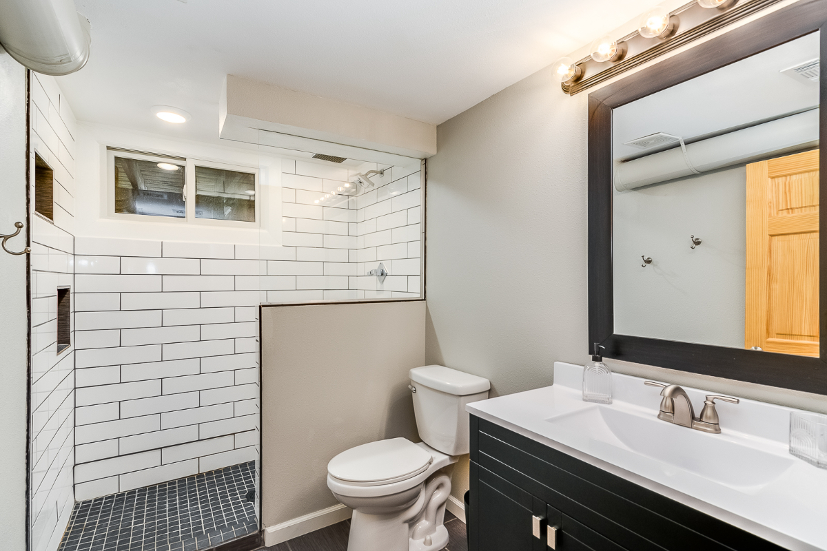 Centrally Located Spacious 1940's Bungalow - Photo 9