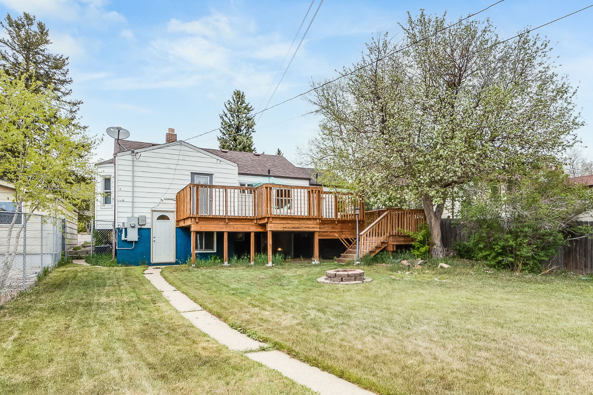 Centrally Located Spacious 1940's Bungalow - Photo 11