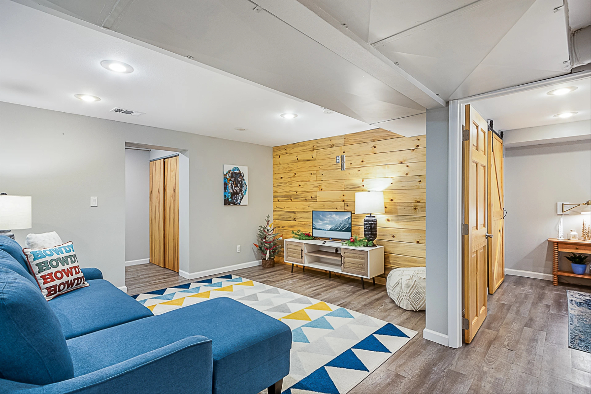 Centrally Located Spacious 1940's Bungalow - Photo 7
