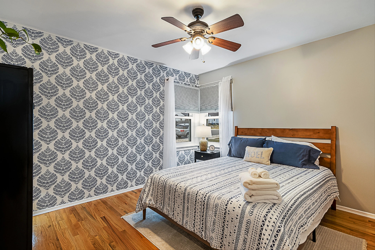 Centrally Located Spacious 1940's Bungalow - Photo 4