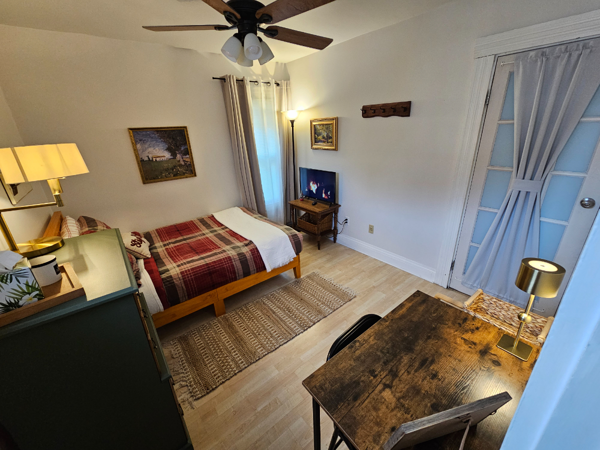 Spacious Room in Vibrant Rochester Neighborhood (December, Next Availability) - Photo 3