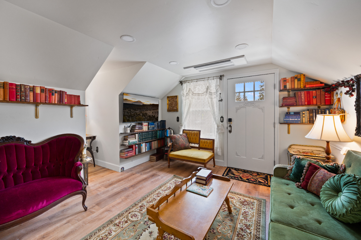 Sunny Private 1BR | 1.1 Mi to St. Charles | King Bed | W/D | Midtown | "The Victorian Story" Unit - Photo 3