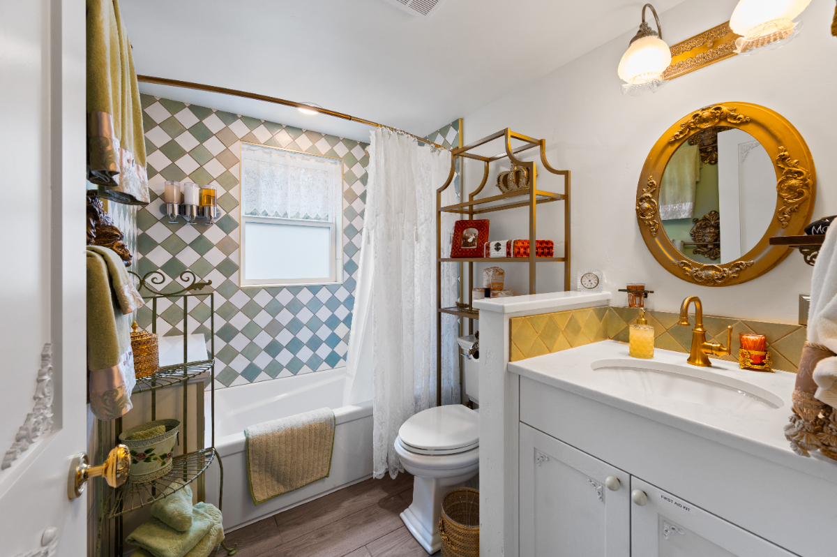 Sunny Private 1BR | 1.1 Mi to St. Charles | King Bed | W/D | Midtown | "The Victorian Story" Unit - Photo 2