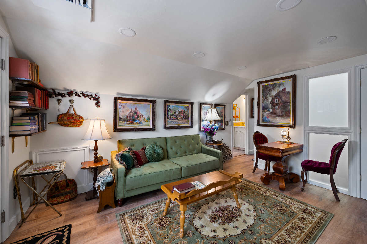 Sunny Private 1BR | 1.1 Mi to St. Charles | King Bed | W/D | Midtown | "The Victorian Story" Unit - Photo 5