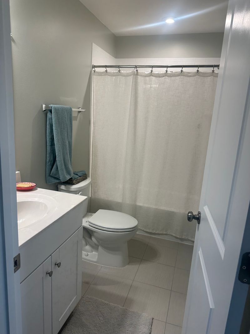 Bright Private Room - 5 min to Jefferson Medical Center - Ideal for Travel Nurses - All-Inclusive - Photo 4