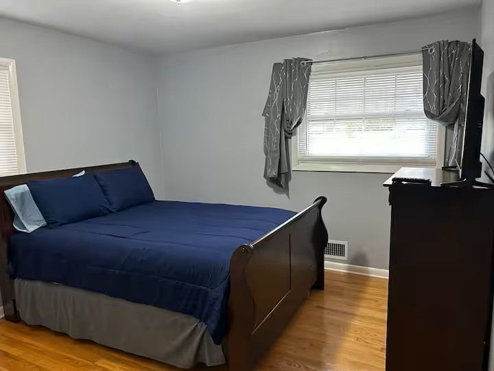Comfy Bedroom with Smart TV and Delightful Shared Amenities - Decatur Serene Getaway