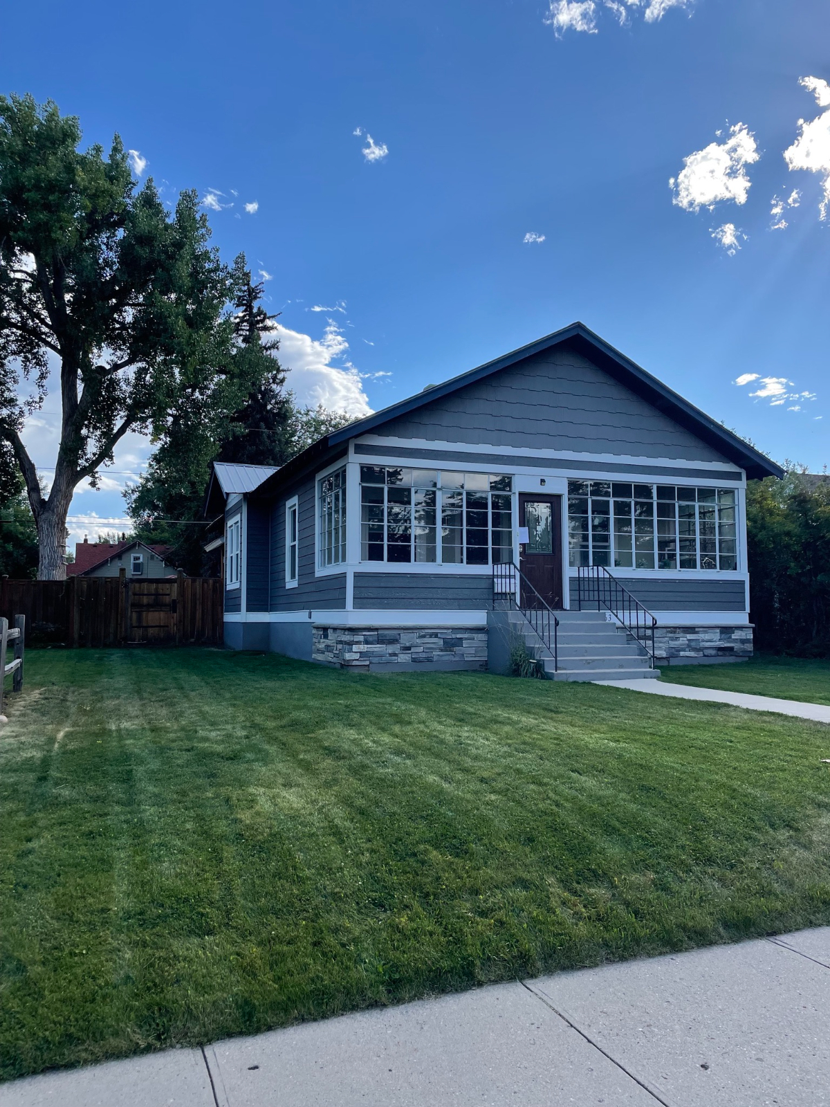 Cute house in town next to city park and walking distance to main street and hospital - Photo 3