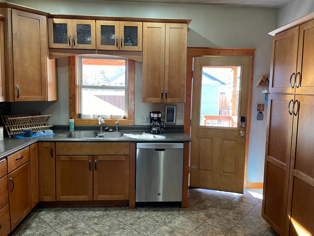 Cute house in town next to city park and walking distance to main street and hospital - Photo 4