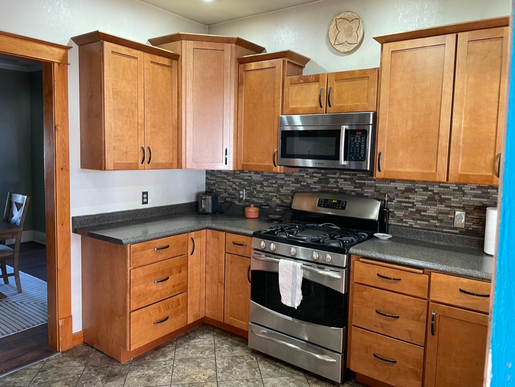 Cute house in town next to city park and walking distance to main street and hospital - Photo 5
