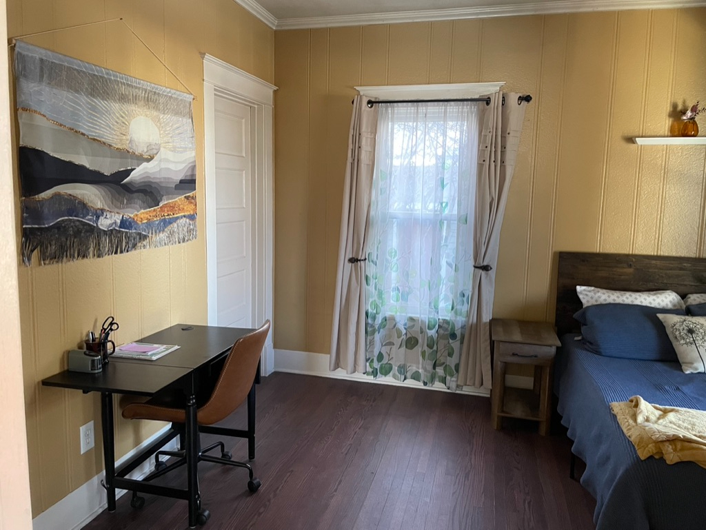 Cute house in town next to city park and walking distance to main street and hospital - Photo 10