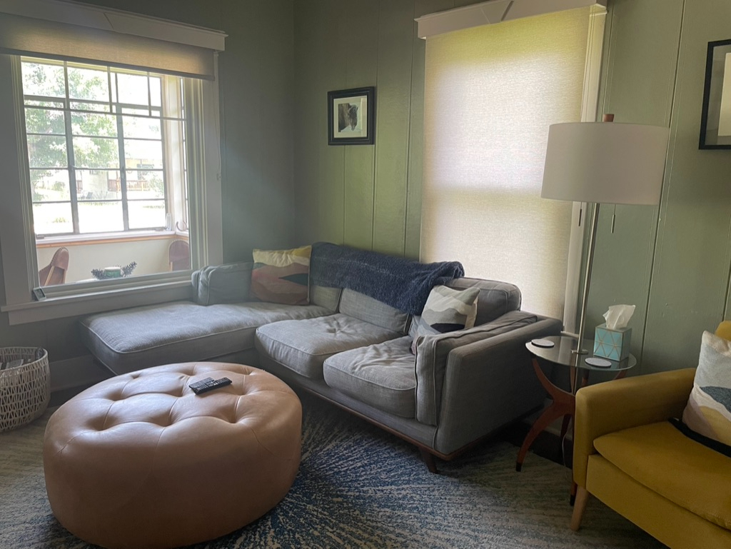 Cute house in town next to city park and walking distance to main street and hospital - Photo 7
