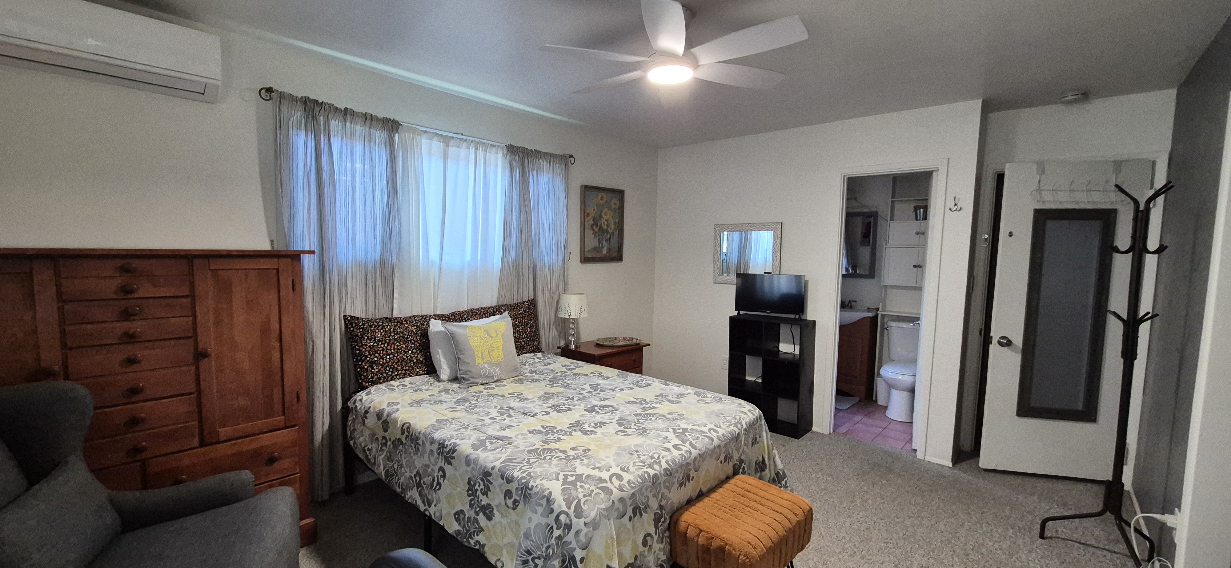Master Suite w/ Private Bath & Separate Entrance - 15'x17', furnished w/ bed, dresser, & table/desk - Photo 2