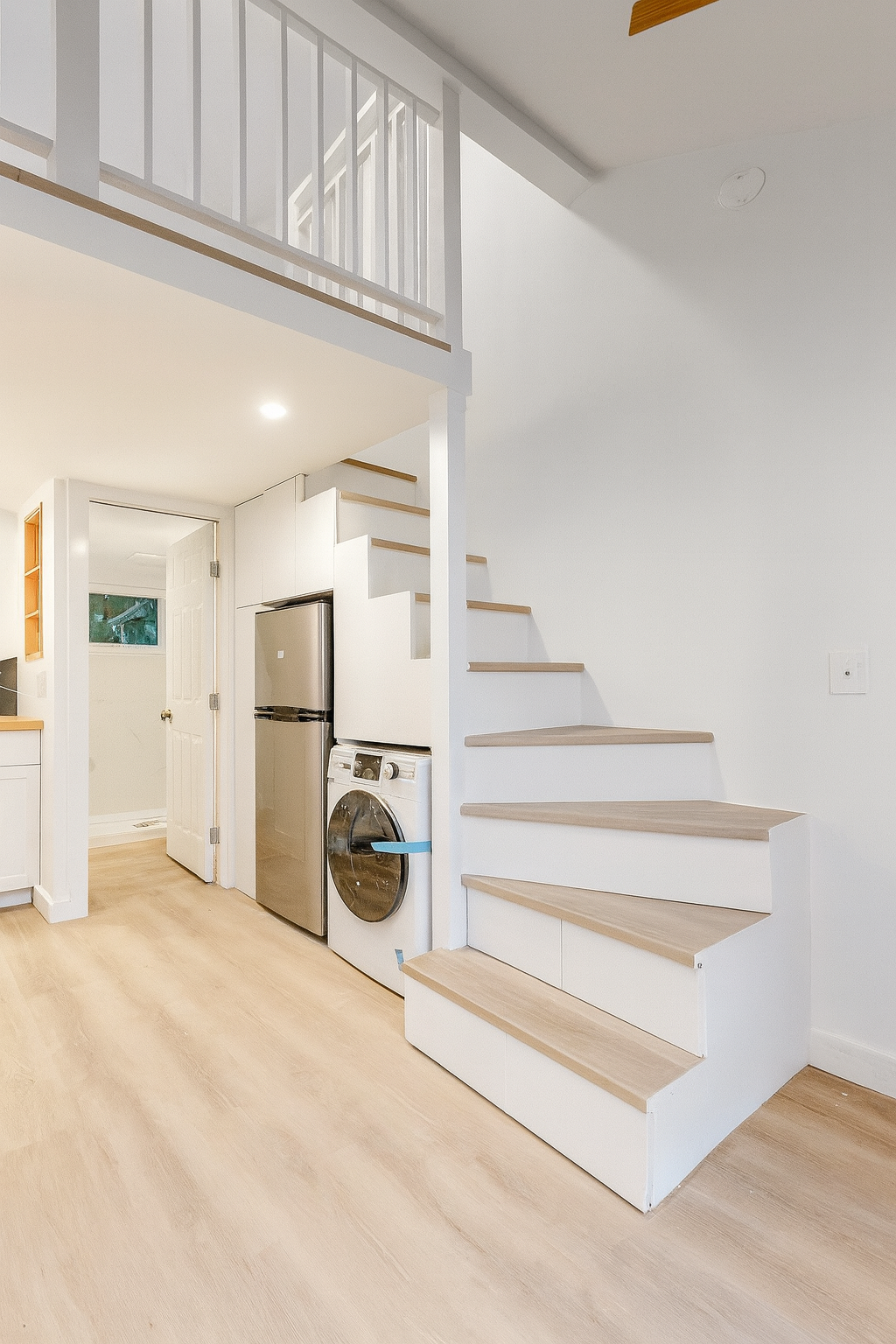 Fully Furnished Compact Apartment - Photo 3