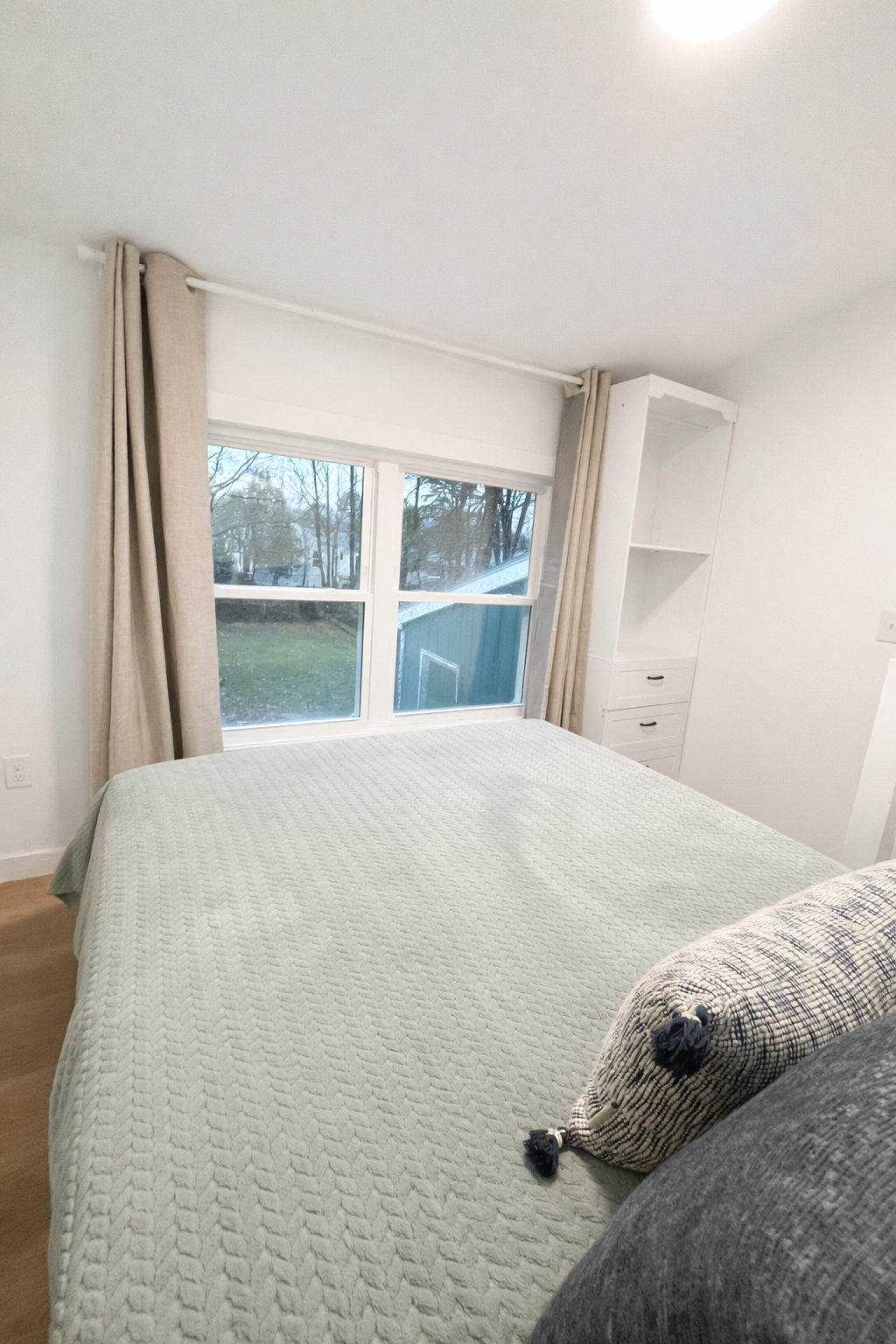 Fully Furnished Compact Apartment - Photo 6