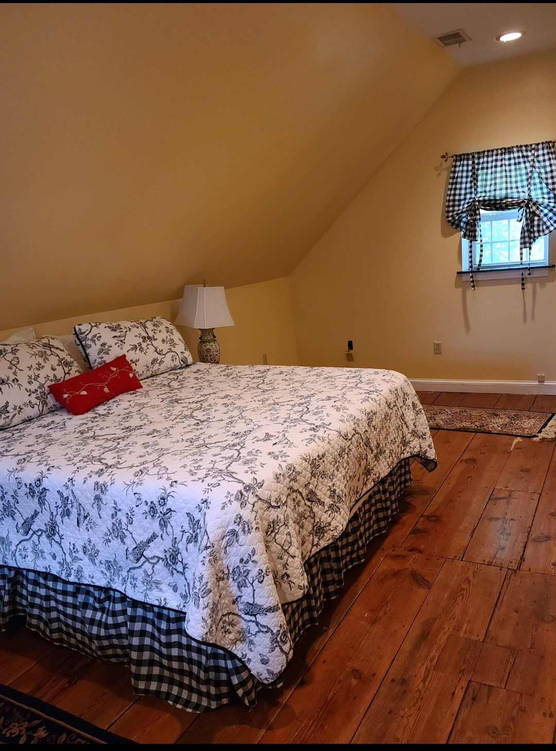 Shared living environment offering 2 fully furnished private Rooms & Private Bathroom Suite on 2nd f - Photo 3