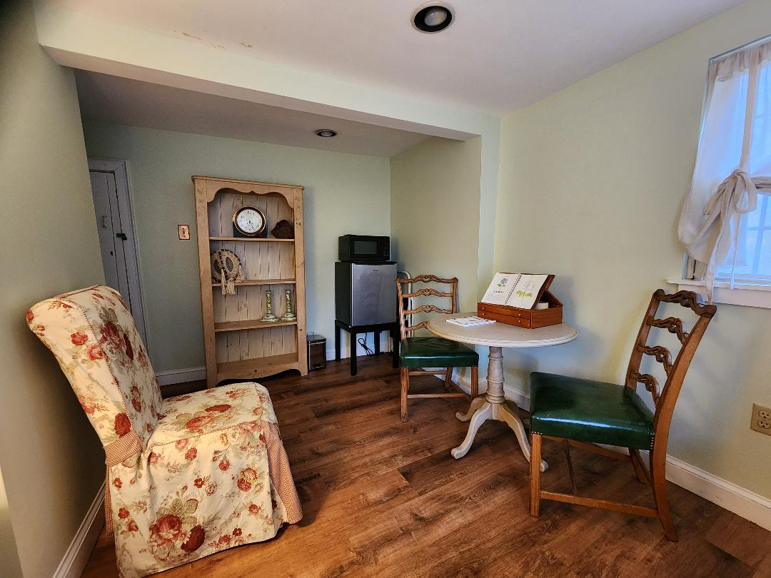 Shared living environment offering 2 fully furnished private Rooms & Private Bathroom Suite on 2nd f - Photo 5