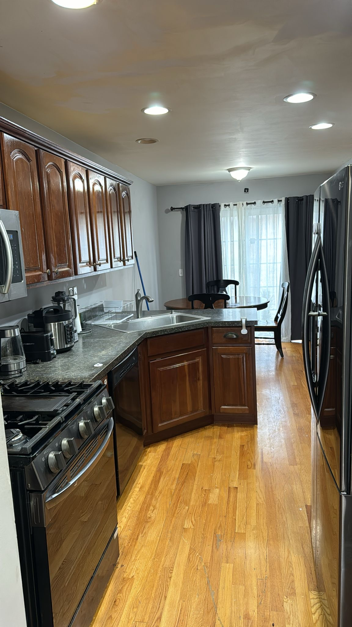Fully furnished room in a beautiful townhouse in Hudson Valley - Photo 1