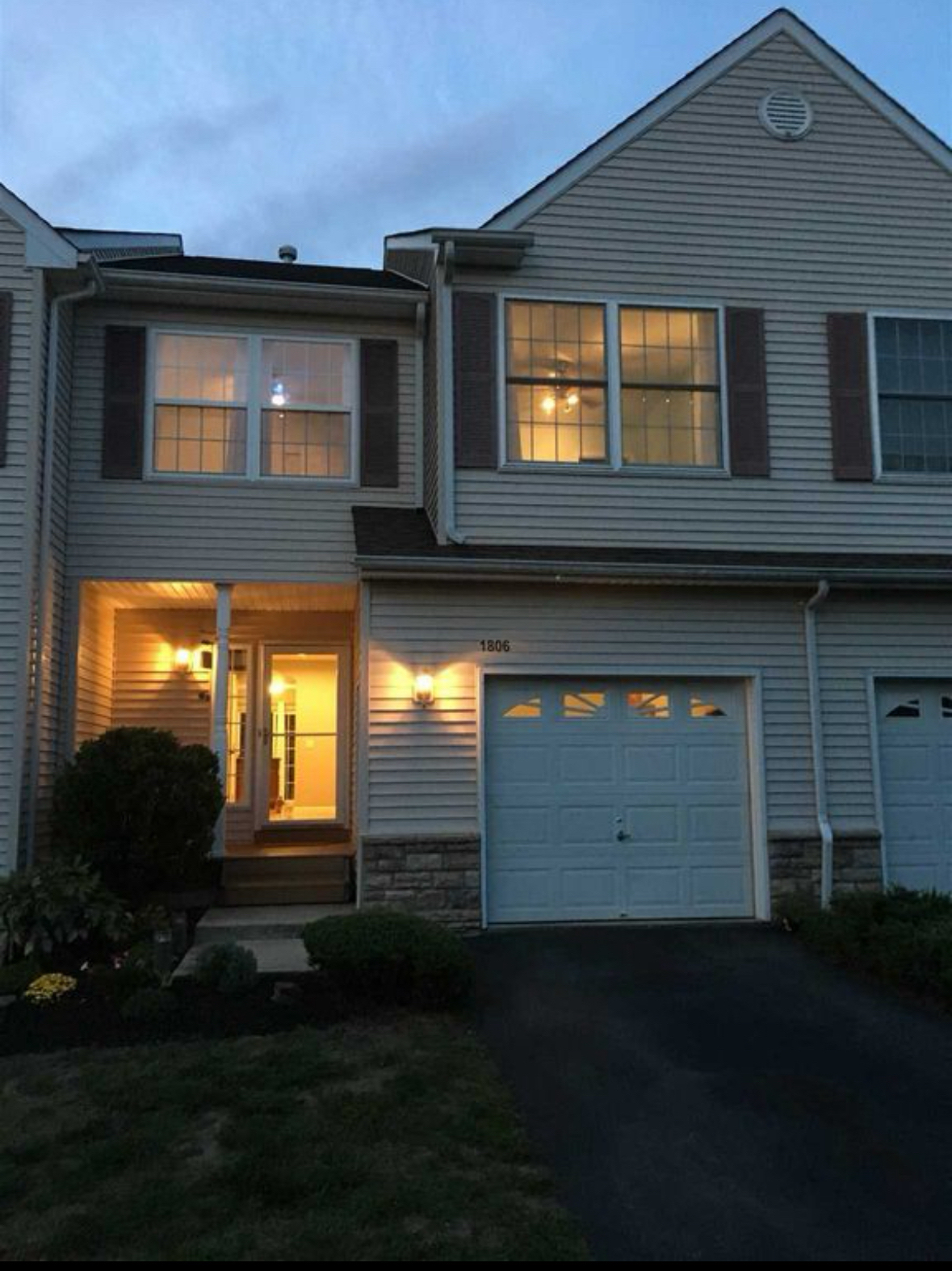 Fully furnished room in a beautiful townhouse in Hudson Valley - Photo 2