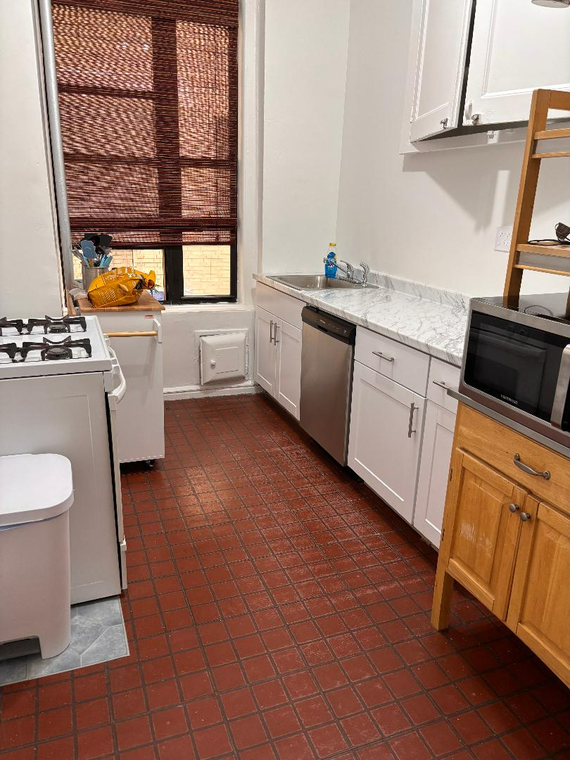 Room with Private Bathroom for Rent Upper West Side (Low 90's) - Photo 6