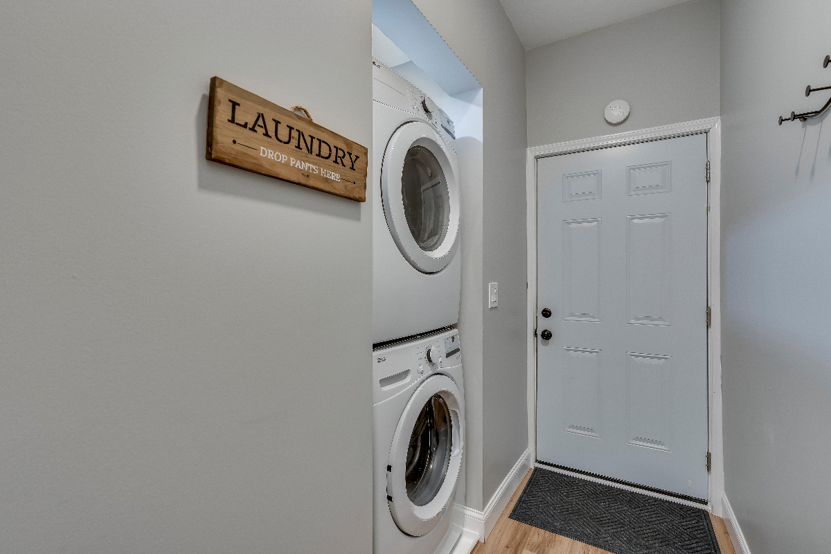 Cozy & New 2BR Across from Samaritan - Photo 4