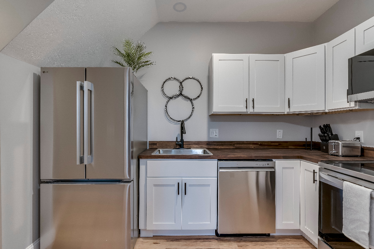 Cozy & New 2BR Across from Samaritan - Photo 6