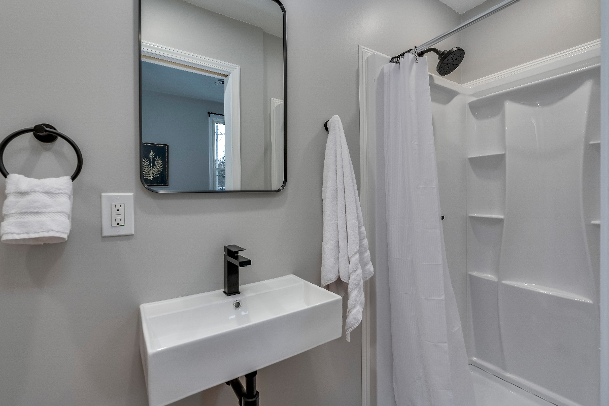Cozy & New 2BR Across from Samaritan - Photo 9