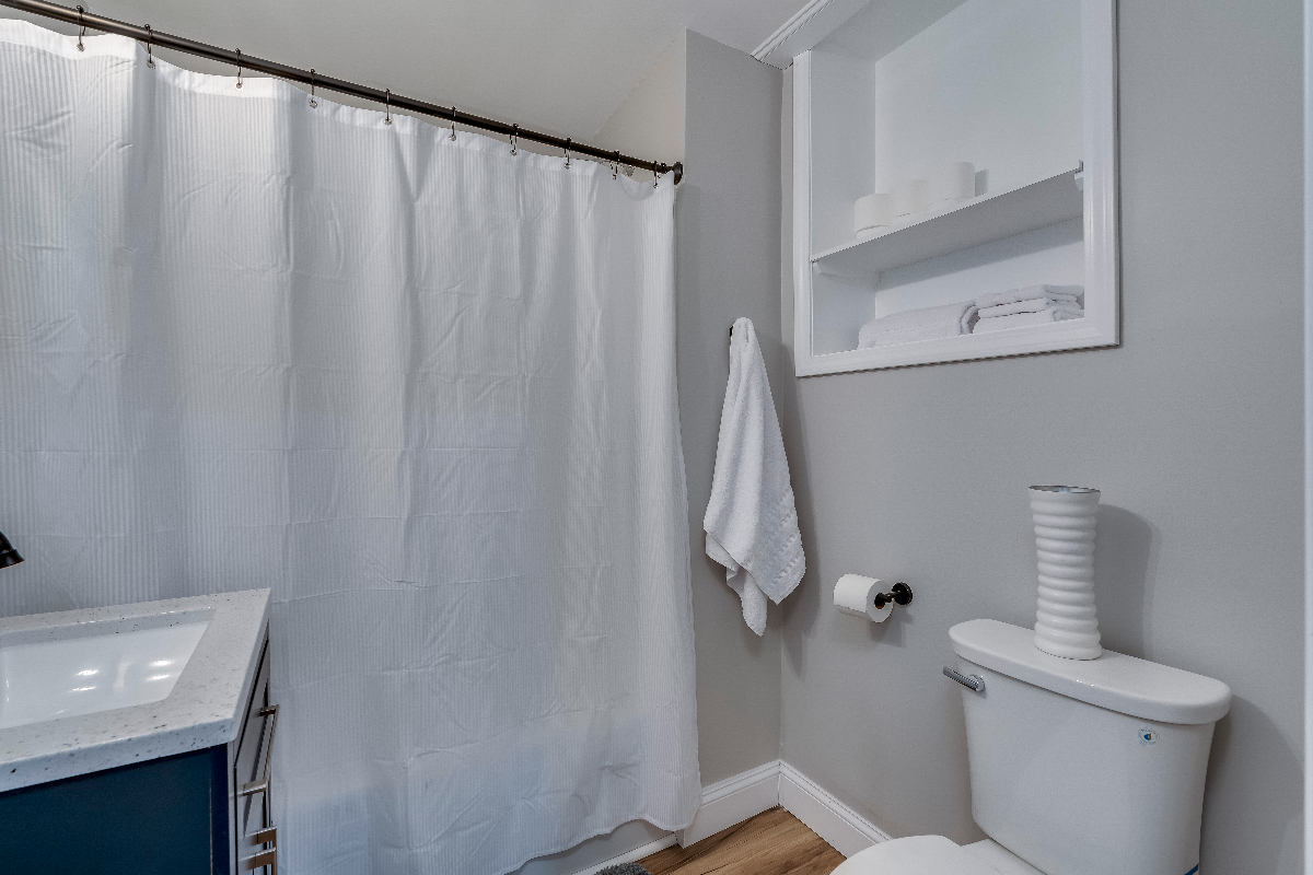 Cozy & New 2BR Across from Samaritan - Photo 12