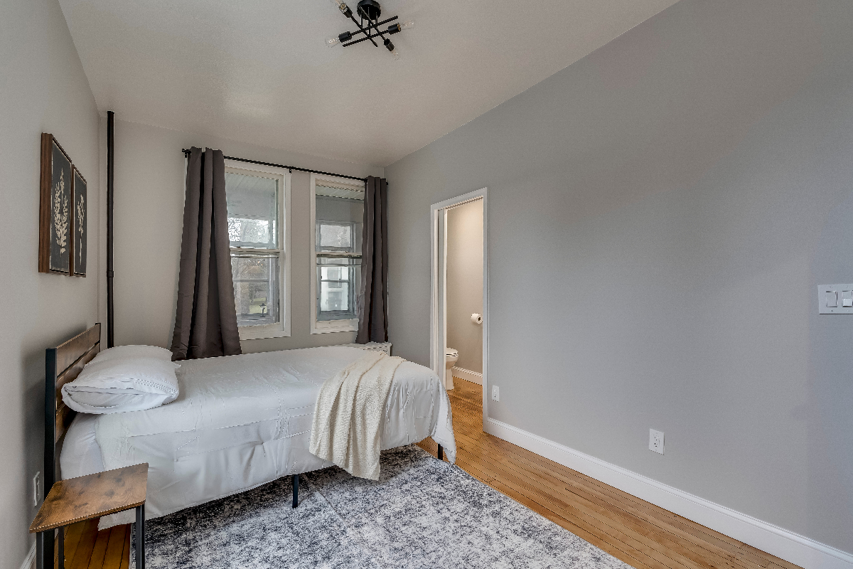 Cozy & New 2BR Across from Samaritan - Photo 8