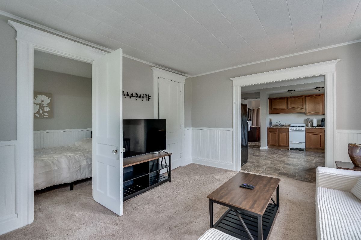 Cozy & New 2BR Across from Samaritan - Photo 4